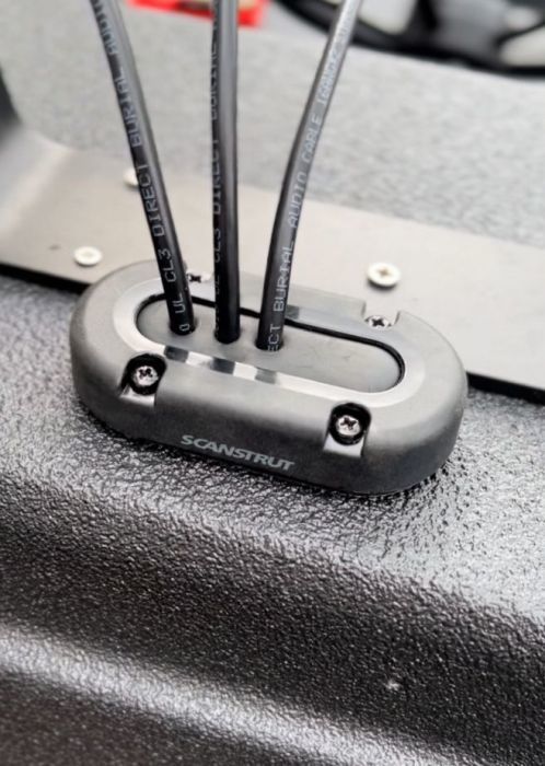 ScanStrut Dekdoorvoer tot 15 mm voor meerdere kabels zwart